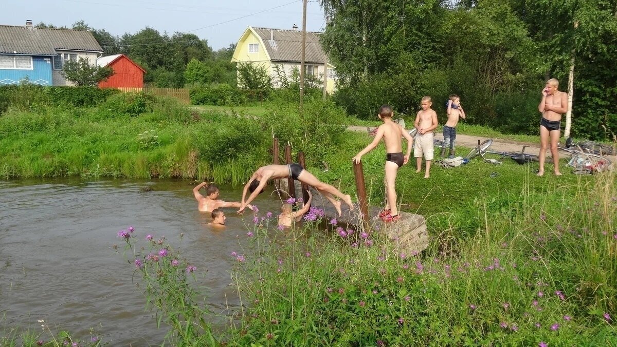 На летних каникулах на даче. Купание в деревне. Купание в деревенском пруду. Купание в деревенской речке. Купание на речке в деревне.