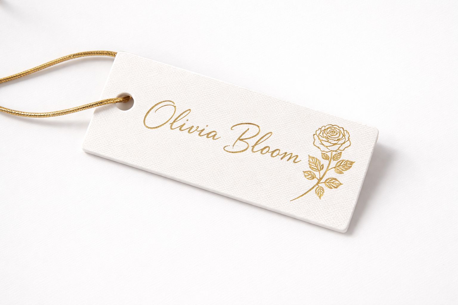 Тиснение фольгой - универсальный прием, который помогает выделить главное