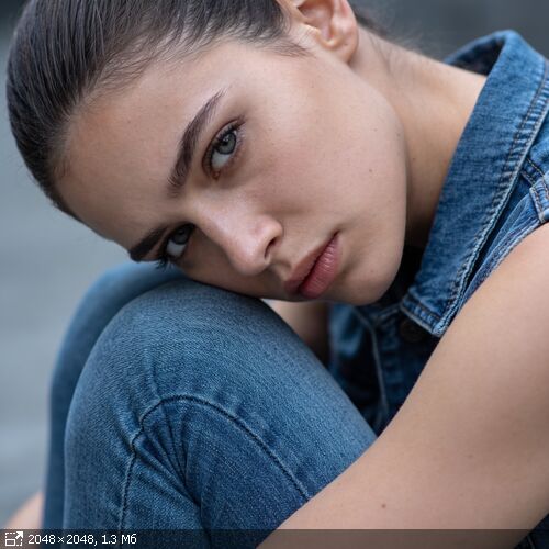 https://imageup.ru/img252/thumb/seedream-45_b_a_young_woman_in_jea5108014.jpg