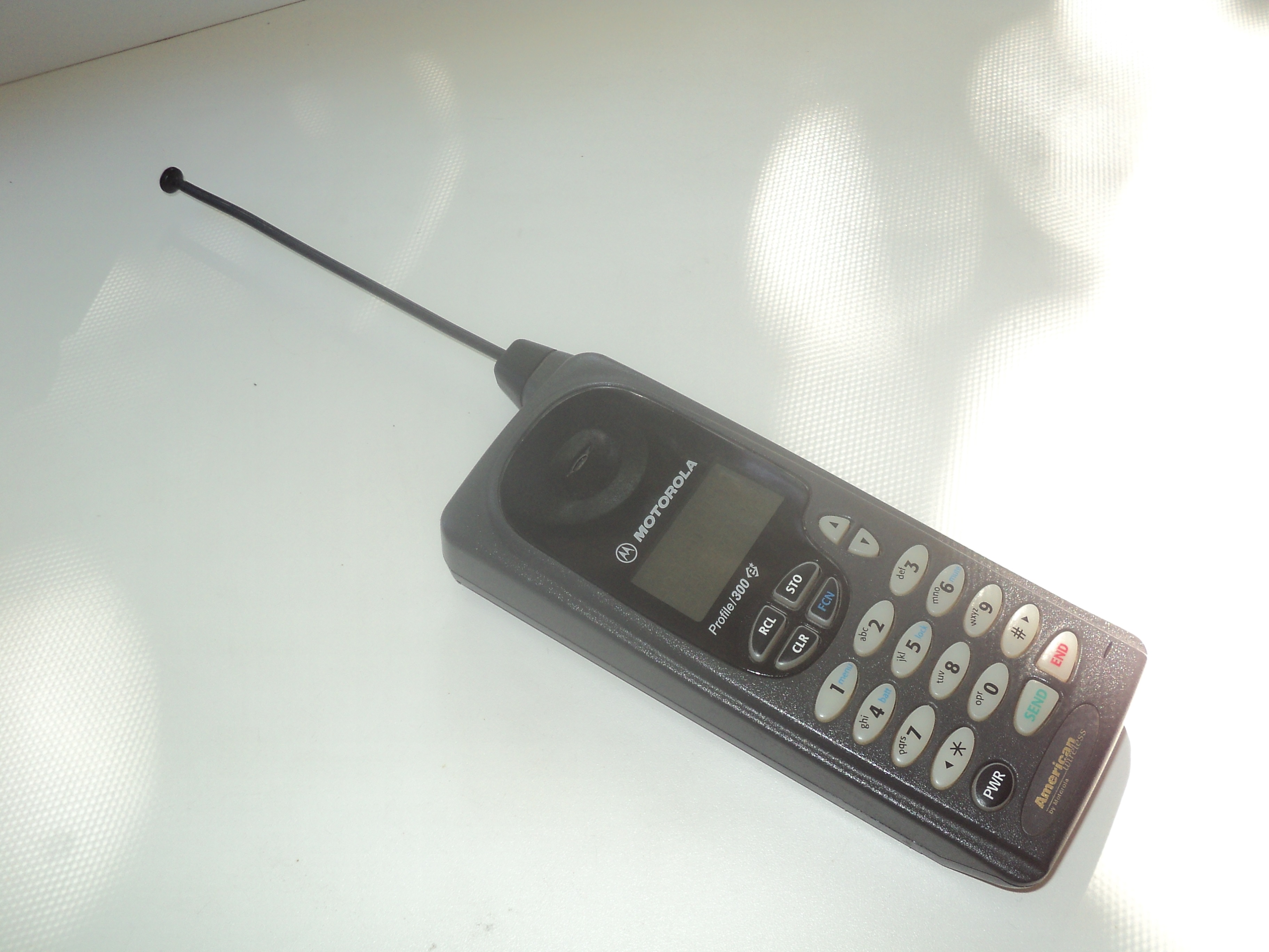 Старый телефон с антенной
