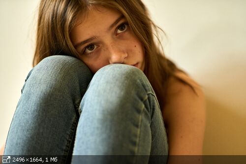 https://imageup.ru/img71/thumb/seedream-45_b_a_sad_girl_in_jeans_5108013.jpg